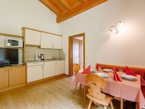 Cabinetry, Property, Furniture, Countertop, Table, Building, Wood, Kitchen Appliance, Interior Design, Flooring