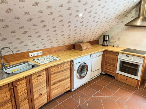 Countertop, Cabinetry, Furniture, Property, Kitchen, Wood, Kitchen Stove, Drawer, Building, Interior Design