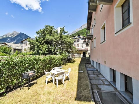 Sky, Plant, Window, Building, Cloud, Tree, Residential Area, Table, Flooring, Urban Design