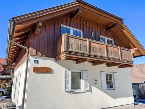 Roof, Cottage, Siding, Sash Window, Balcony, Paint