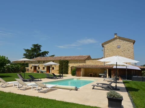 Sky, Plant, Cloud, Building, Shade, Swimming Pool, Residential Area, Real Estate, Leisure, Tree
