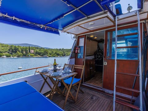 Water, Property, Sky, Azure, Shade, Watercraft, Naval Architecture, Plant, Boat, Leisure