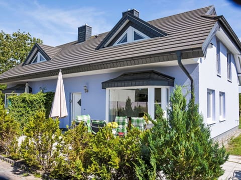 Plant, Building, Sky, Property, Window, House, Land Lot, Grass, Door