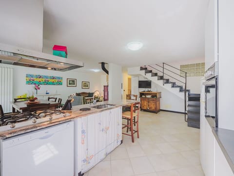 Cloud, Sky, Water, Daytime, Azure, Beach, Coastal And Oceanic Landforms, Natural Landscape, Horizon, Landscape