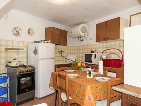 Cabinetry, Property, Countertop, Kitchen Stove, Kitchen, Interior Design, Wood, Kitchen Appliance, Floor, Flooring