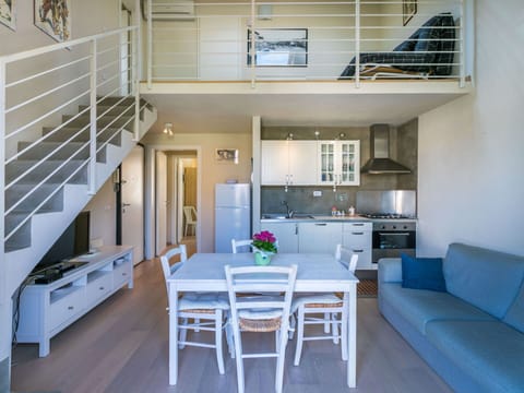 Table, Furniture, Couch, Property, Houseplant, Interior Design, Flooring, Wood, Kitchen, Floor