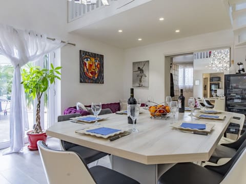 Table, Property, Building, Furniture, Chair, Interior Design, Desk, Architecture, House, Plant