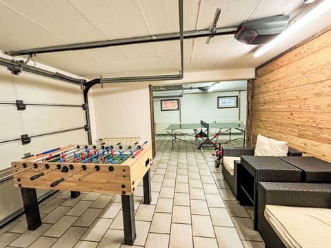 Furniture, Building, Table, Flooring, Floor, Bench, Ceiling, Leisure, Human Settlement