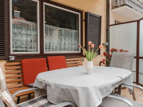 Table, Furniture, Property, Plant, Flower, Building, Chair, Window, Textile, Tablecloth