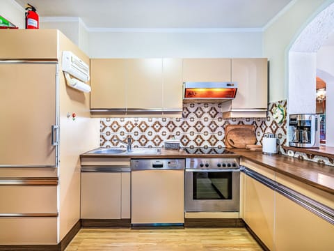 Kitchen, Kitchen Appliance, Major Appliance, Flooring, Countertop, Interior Design, Cabinetry, Floor, Home Appliance, Kitchen Stove