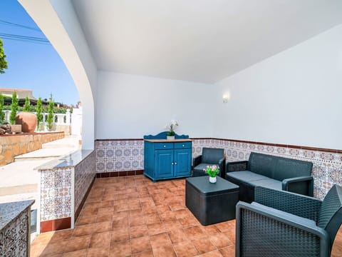 Property, Furniture, Building, Plant, Houseplant, Interior Design, Couch, Living Room, Flooring, Floor