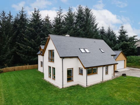 Sky, Snow, Mountain, Building, World, Slope, House, Natural Landscape, Freezing, Landscape