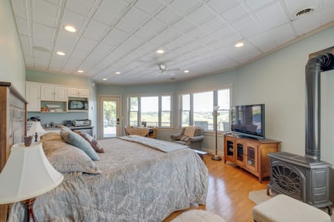 Millersburg Vacation Rental | Studio | 1BA | 1,089 Sq Ft | 1 Step Required