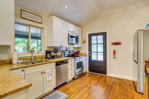 Kitchen | Cooking Basics | Dishwasher | 1st Floor