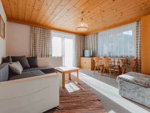 Property, Furniture, Wood, Comfort, Lighting, Architecture, Table, Interior Design, Floor, Flooring