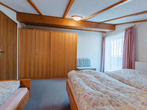 Furniture, Comfort, Building, Wood, Lighting, Architecture, Interior Design, Floor, Bed Frame
