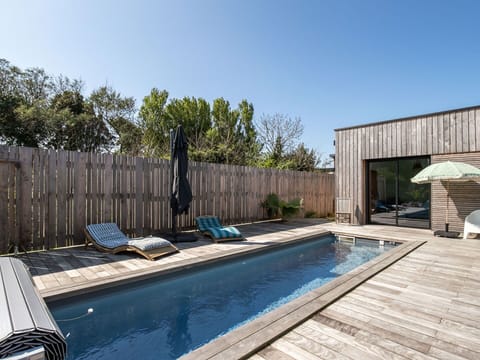 Wood, Swimming Pool, Composite Material, Hardwood, Deck, Plank, Design, Outdoor Furniture, Wood Stain, Water Feature