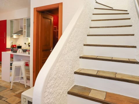 Property, Building, Wood, Stairs, Interior Design, Flooring, Floor, Beige, Wood Stain, Paint