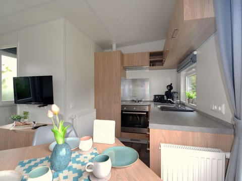 Property, Furniture, Cabinetry, Home Appliance, Table, Interior Design, Countertop, Kitchen Appliance, Floor, Wood