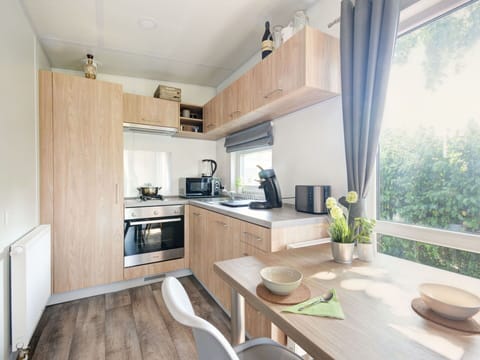 Cabinetry, Property, Furniture, Countertop, Plant, Wood, Table, Kitchen, Window, Interior Design