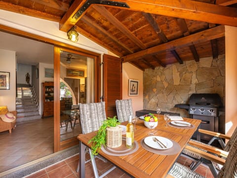 Sky, Property, Table, Building, Tree, Wood, Shade, Chair, Architecture, Interior Design