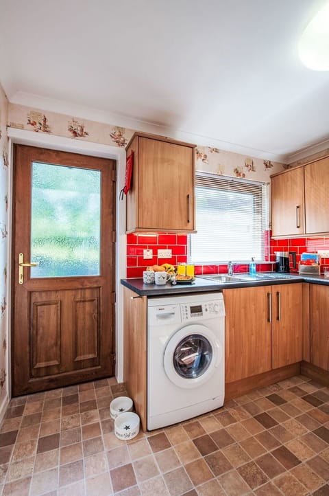 Laundry Room, Cabinetry, Property, Washing Machine, Clothes Dryer, Home Appliance, Countertop, Kitchen Appliance, Wood, Kitchen