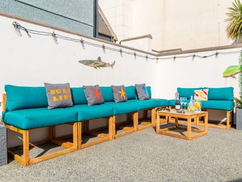 Sky, Building, Window, Urban Design, Residential Area, Condominium, Real Estate, Facade, Tower Block, City