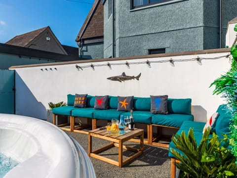 Sky, Building, Window, Urban Design, Residential Area, Condominium, Real Estate, Facade, Tower Block, City