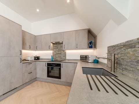 Sky, Building, Window, Urban Design, Residential Area, Condominium, Real Estate, Facade, Tower Block, City