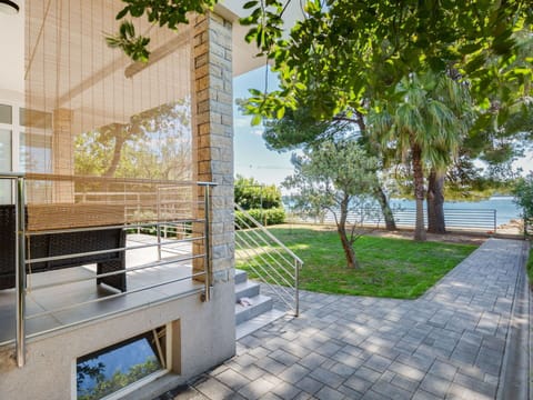 Property, Plant, Building, Shade, Tree, Urban Design, Wood, Condominium, Floor, Real Estate