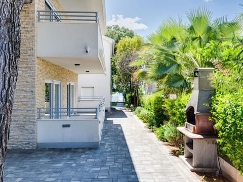 Plant, Sky, Building, Cloud, Neighbourhood, Residential Area, Arecales, Urban Design, Landscape, Road Surface