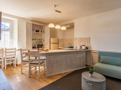 Furniture, Table, Property, Countertop, Cabinetry, Plant, Window, Interior Design, Wood, Kitchen