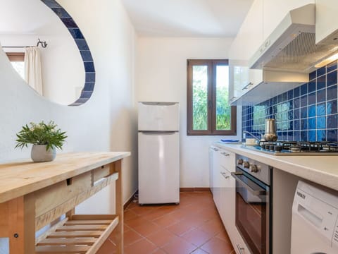 Mirror, Cabinetry, Property, Countertop, Interior Design, Plant, Wood, Lighting, Building