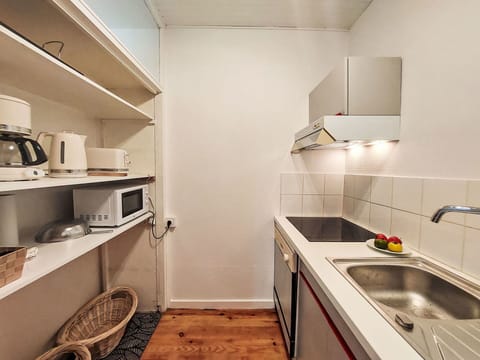 Kitchen Sink, Sink, Property, Cabinetry, Building, Shelf, Lighting, Interior Design, Kitchen, Tap