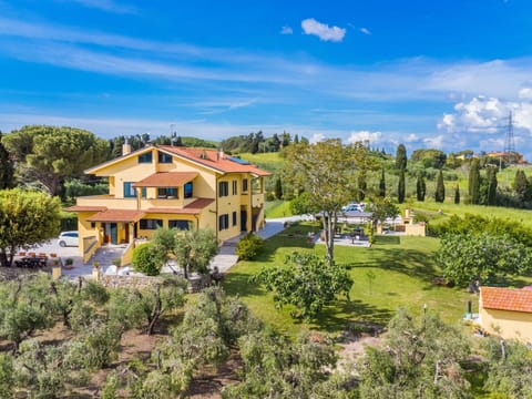 Cloud, Plant, Sky, Plant Community, Building, Window, Tree, Natural Landscape, Botany, Land Lot