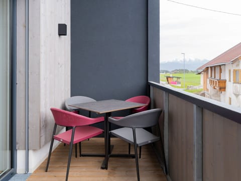 Water, Plant, Building, Sky, Property, Cloud, Swimming Pool, Azure, Window, House