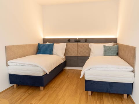 Water, Plant, Building, Sky, Property, Cloud, Swimming Pool, Azure, Window, House