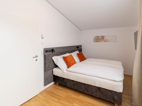 Water, Plant, Building, Sky, Property, Cloud, Swimming Pool, Azure, Window, House