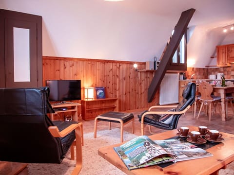 Water, Plant, Building, Sky, Property, Cloud, Swimming Pool, Azure, Window, House