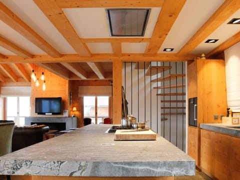 Property, Cabinetry, Furniture, Table, Window, Wood, Building, Interior Design, Architecture, Flooring