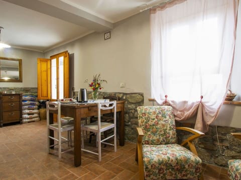 Table, Furniture, Property, Building, Chair, Wood, Flower, Interior Design, Cabinetry, Curtain