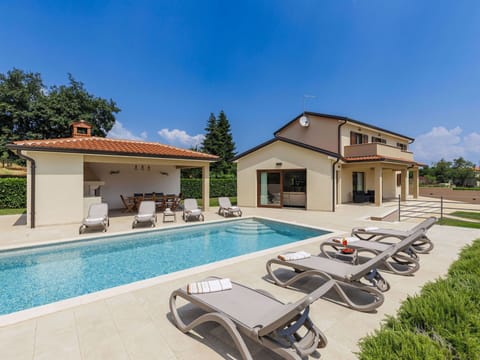 Sky, Building, Water, Plant, Property, Swimming Pool, Window, House, Cloud, Tree