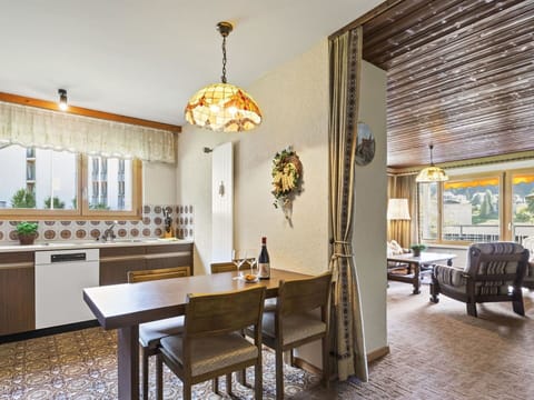 Table, Property, Furniture, Plant, Building, Wood, Interior Design, Chair, Lighting, House