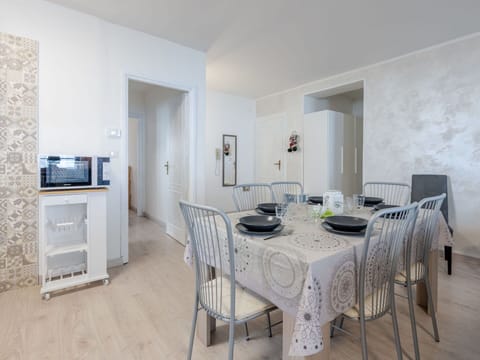 Table, Furniture, Property, Building, Wood, Interior Design, Flooring, Floor, Chair