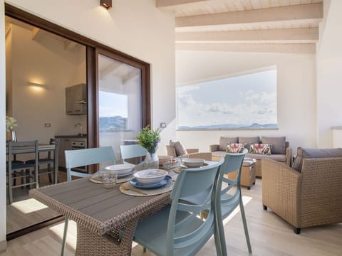 Table, Furniture, Property, Chair, Plant, Couch, Building, Wood, Interior Design, Comfort