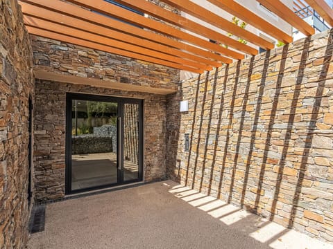 Wood, Architecture, Shade, Brick, Facade, Brickwork, Ceiling, Flooring, Building, Beam
