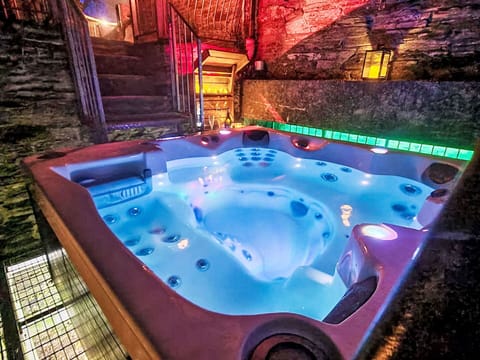Water, Light, Azure, Lighting, Swimming Pool, Leisure, Composite Material, Electric Blue, Fun