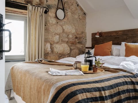 Property, Furniture, Comfort, Wood, Textile, Interior Design, Bed Frame, Bottle, Building, Lamp