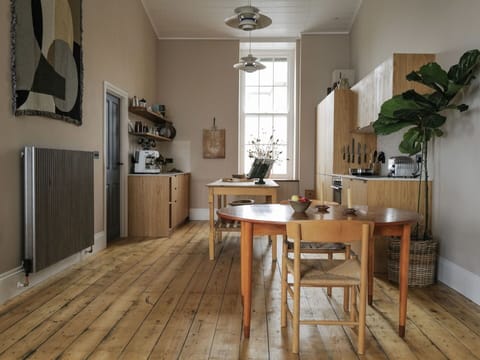 Table, Property, Plant, Furniture, Wood, Houseplant, Interior Design, Floor, Flooring, Picture Frame