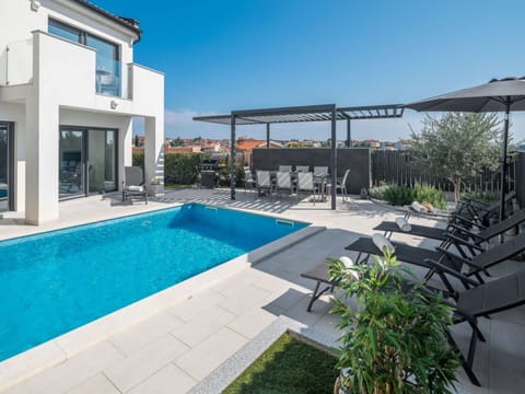 Plant, Water, Sky, Swimming Pool, Window, Shade, Building, Outdoor Furniture, Condominium, Residential Area